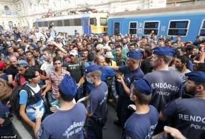 1. -Migrants_and_police_pictured_at_Keleti_railway_station_in_Budape-aDaily Mail09