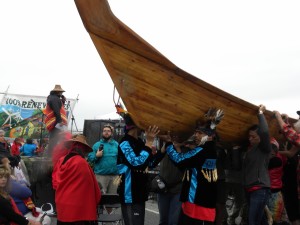 13 Lummi canoe arrives (1280x960) (2)